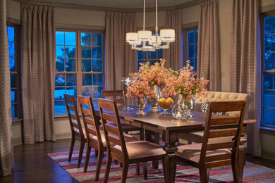 Foto de comedor de cocina tradicional renovado de tamaño medio con paredes beige y suelo de madera en tonos medios