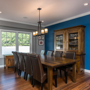 Imagen de comedor de estilo americano, grande, cerrado, con paredes azules, suelo de bambú y suelo marrón