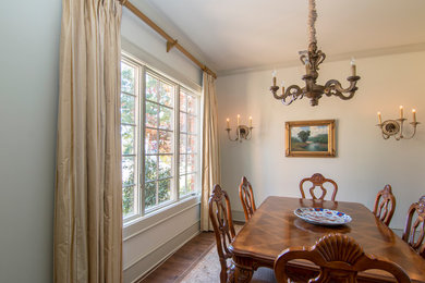 Exemple d'une salle à manger ouverte sur la cuisine chic de taille moyenne avec un mur beige, un sol en bois brun, aucune cheminée et un sol marron.