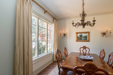 Imagen de comedor de cocina clásico de tamaño medio sin chimenea con paredes beige, suelo de madera en tonos medios y suelo marrón