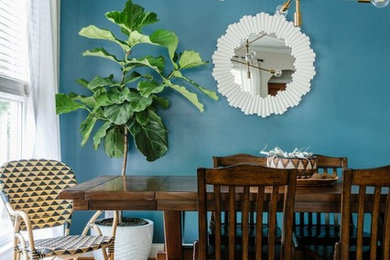 Aménagement d'une salle à manger classique avec un mur bleu.