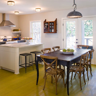 Idee per una sala da pranzo aperta verso la cucina tradizionale con pareti bianche e pavimento verde