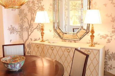 Inspiration pour une salle à manger traditionnelle fermée avec un mur multicolore, un sol en bois brun et un sol marron.