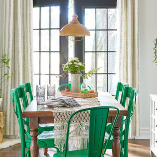 Ispirazione per una sala da pranzo stile shabby di medie dimensioni con pareti grigie, pavimento marrone, parquet scuro e nessun camino