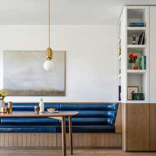 Esempio di una sala da pranzo chic con pareti bianche, pavimento in legno massello medio e pavimento marrone