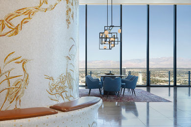 Modernes Esszimmer mit weißer Wandfarbe und beigem Boden in Las Vegas