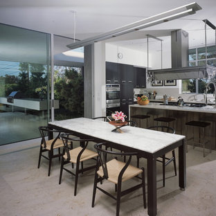 Example of a minimalist great room design in Los Angeles