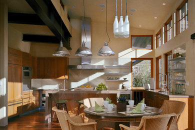 На фото: кухня-столовая в современном стиле с бежевыми стенами и темным паркетным полом