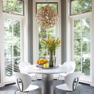 Idée de décoration pour une salle à manger ouverte sur la cuisine design de taille moyenne avec un mur gris, un sol en ardoise et aucune cheminée.