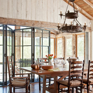 Idee per una sala da pranzo stile rurale con pavimento in legno massello medio e pavimento arancione