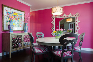 Diseño de comedor tradicional con paredes rosas y suelo de madera oscura