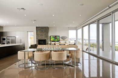 Ispirazione per una sala da pranzo aperta verso la cucina minimal di medie dimensioni con pareti bianche, pavimento in gres porcellanato e pavimento beige
