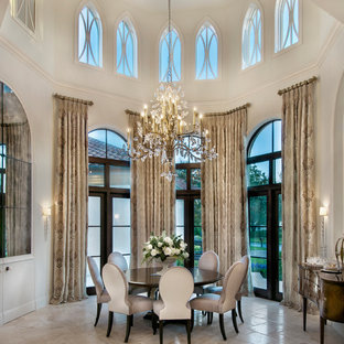 Esempio di una grande sala da pranzo aperta verso la cucina mediterranea con pareti bianche, pavimento in travertino e pavimento beige