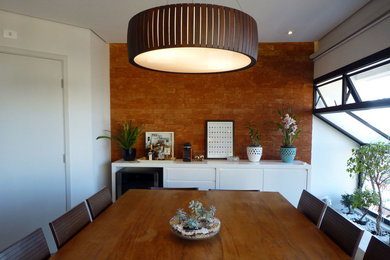 На фото: большая кухня-столовая в современном стиле с серыми стенами, полом из керамогранита и серым полом