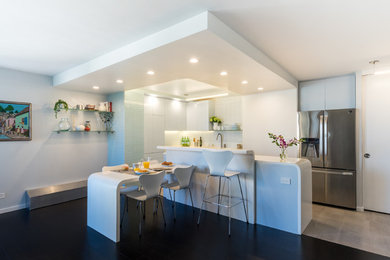 Cette photo montre une petite salle à manger ouverte sur la cuisine tendance avec un mur gris, parquet en bambou et aucune cheminée.