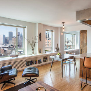 Diseño de comedor contemporáneo, pequeño, abierto, sin chimenea, con paredes blancas y suelo de bambú