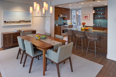Foto di una sala da pranzo aperta verso la cucina classica di medie dimensioni con pareti beige e pavimento in legno massello medio