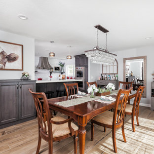 Imagen de comedor de estilo de casa de campo, sin chimenea, con paredes grises, suelo de baldosas de porcelana y suelo marrón
