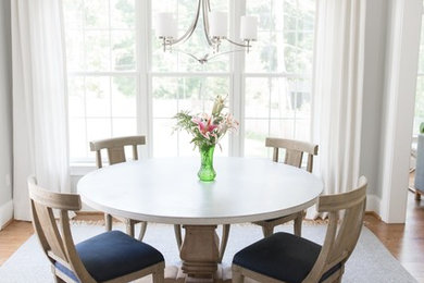 Источник вдохновения для домашнего уюта: столовая в классическом стиле с серыми стенами, паркетным полом среднего тона и коричневым полом