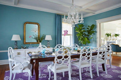 Idee per una grande sala da pranzo aperta verso il soggiorno eclettica con pareti blu e parquet chiaro