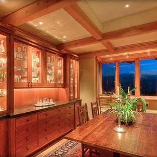 Foto de comedor de estilo americano, de tamaño medio, cerrado, con suelo de madera en tonos medios