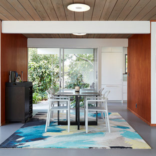 Modelo de comedor retro, sin chimenea, con paredes marrones y suelo gris