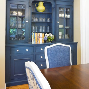 Diseño de comedor tradicional con paredes beige y suelo de madera en tonos medios