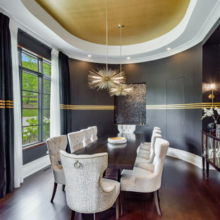 Foto di una grande sala da pranzo design chiusa con parquet scuro, nessun camino, pavimento marrone, soffitto ribassato e pareti nere