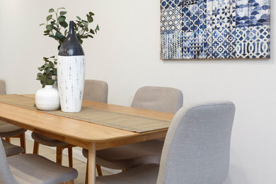 Foto di una piccola sala da pranzo aperta verso il soggiorno chic con pareti grigie, pavimento con piastrelle in ceramica e pavimento beige