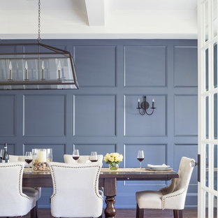 Idée de décoration pour une salle à manger tradition fermée avec un mur bleu et un sol en bois foncé.