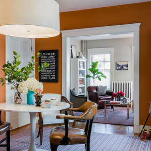 Inspiration för mellanstora klassiska matplatser med öppen planlösning, med orange väggar och mellanmörkt trägolv