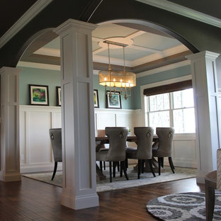 Ejemplo de comedor de estilo americano, abierto, con paredes verdes, suelo de madera oscura y suelo verde