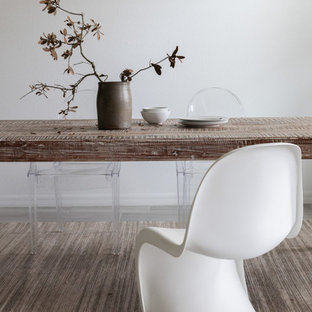 Inspiration pour une salle à manger ouverte sur la cuisine minimaliste de taille moyenne avec un mur blanc, un sol en carrelage de porcelaine, aucune cheminée, un sol gris et un plafond en lambris de bois.