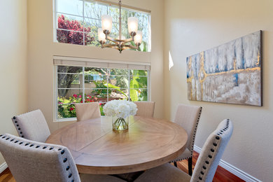 Example of a dining room design in San Diego