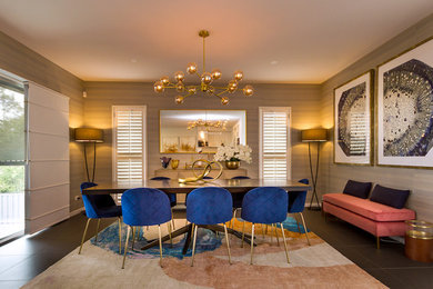 Esempio di una grande sala da pranzo aperta verso il soggiorno minimalista con pavimento con piastrelle in ceramica e pavimento grigio