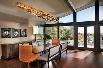 Immagine di un'ampia sala da pranzo aperta verso il soggiorno contemporanea con pareti beige, pavimento in legno massello medio e pavimento marrone