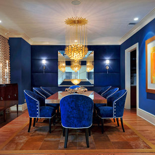 Cette photo montre une salle à manger tendance fermée et de taille moyenne avec un mur bleu, un sol marron, un sol en bois brun et aucune cheminée.