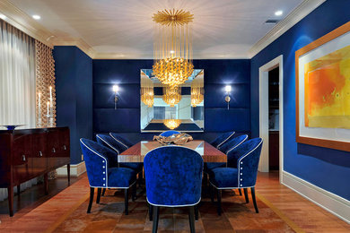 Пример оригинального дизайна: отдельная столовая среднего размера в современном стиле с синими стенами, коричневым полом и паркетным полом среднего тона без камина