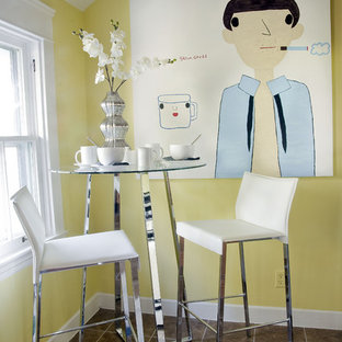 Inspiration för en eklektisk matplats, med gula väggar och klinkergolv i keramik