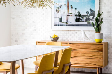 Источник вдохновения для домашнего уюта: столовая в морском стиле с серыми стенами и серым полом