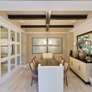 Idee per una grande sala da pranzo mediterranea chiusa con pareti marroni, nessun camino e parquet chiaro