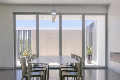 Inspiration för en funkis matplats med öppen planlösning, med vita väggar och klinkergolv i porslin