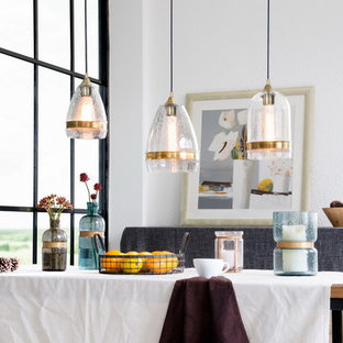 Foto på ett funkis kök med matplats, med vita väggar, plywoodgolv och vitt golv