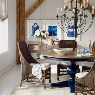 Esempio di una grande sala da pranzo aperta verso il soggiorno country con pareti bianche, pavimento in legno verniciato, nessun camino e pavimento bianco