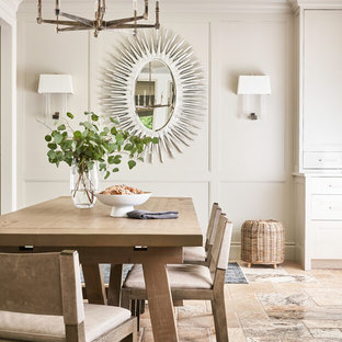 Foto di una grande sala da pranzo aperta verso la cucina tradizionale con pavimento in travertino, pareti beige e pavimento beige