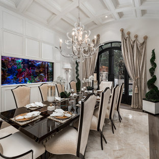 Idee per un'ampia sala da pranzo shabby-chic style chiusa con pareti bianche, pavimento in marmo, camino classico, cornice del camino in pietra e pavimento multicolore