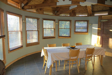 Idee per una sala da pranzo american style chiusa e di medie dimensioni con pareti blu, pavimento in gres porcellanato, nessun camino e pavimento grigio