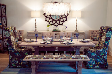 Immagine di una sala da pranzo aperta verso il soggiorno stile marino di medie dimensioni con pareti verdi, parquet chiaro e nessun camino