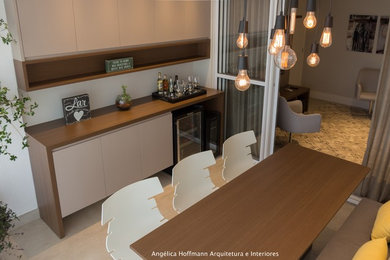 Esempio di una piccola sala da pranzo aperta verso la cucina contemporanea con pareti beige, pavimento con piastrelle in ceramica e pavimento marrone