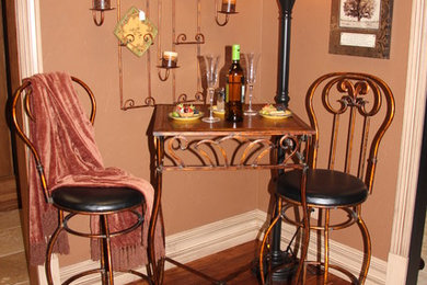 Modelo de comedor clásico con paredes marrones y suelo de madera oscura